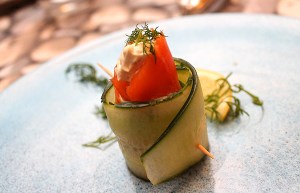 Savulohi-kurkkurulla, ilmakuivattua kinkkua, salamia ja Ricotta -juustoa