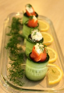 Savulohi-kurkkurulla, ilmakuivattua kinkkua, salamia ja Ricotta -juustoa