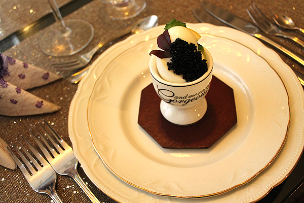 Maistelumenu - merileväkaviaaria, kookoskastiketta ja rosmariini-sabayon