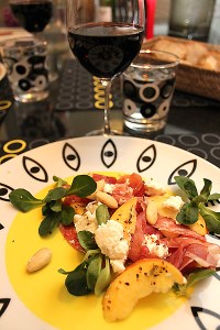 Savulohi-kurkkurulla, ilmakuivattua kinkkua, salamia ja Ricotta -juustoa