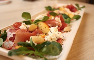 Savulohi-kurkkurulla, ilmakuivattua kinkkua, salamia ja Ricotta -juustoa