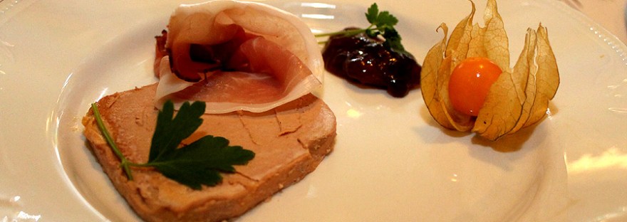 Maistelulautasella riistaa, linnunmaksaa, sharonia ja ananaskirsikoita, Voimapuu