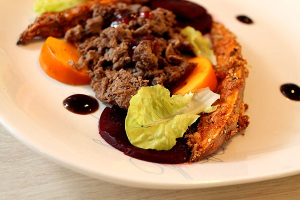 Maistelulautasella riistaa, linnunmaksaa, sharonia ja ananaskirsikoita, Voimapuu