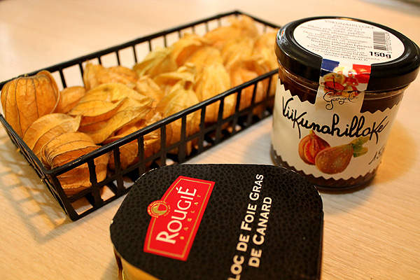 Maistelulautasella riistaa, linnunmaksaa, sharonia ja ananaskirsikoita, Voimapuu