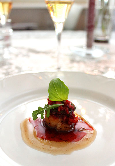 Samppanjamenu – äyriäisiä, kalaa, mansikkasalsaa ja juustoja, Voimapuu