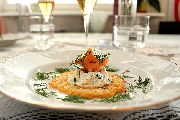 Samppanjamenu – äyriäisiä, kalaa, mansikkasalsaa ja juustoja, Voimapuu