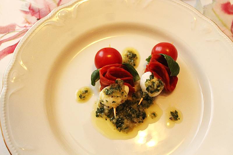 maistelumenu – kasviskakkua, chorizoa, pihviä ja juustoja, voimapuu