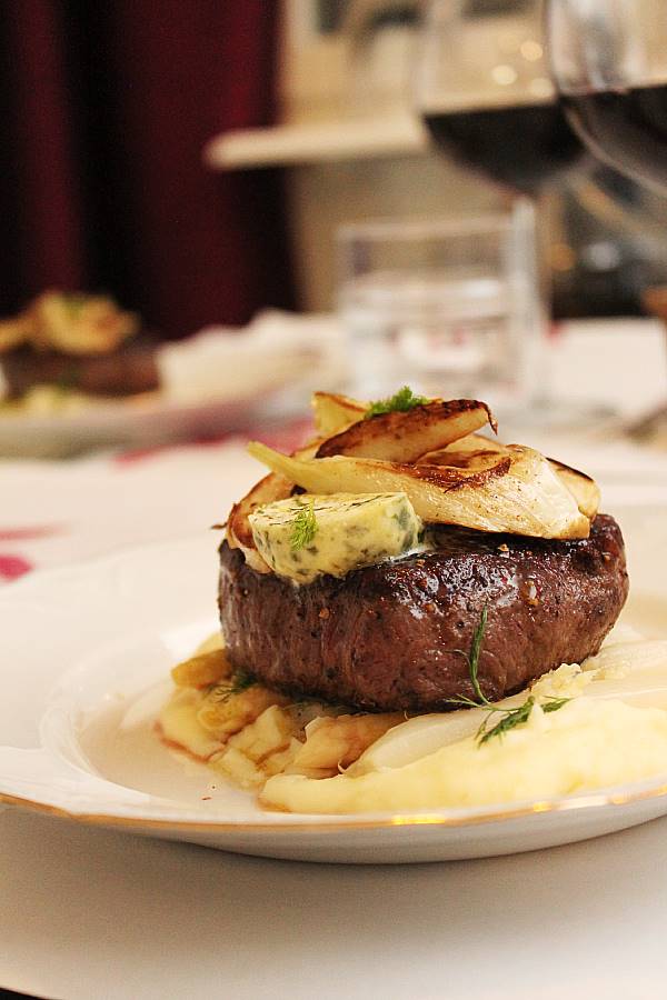 maistelumenu – kasviskakkua, chorizoa, pihviä ja juustoja