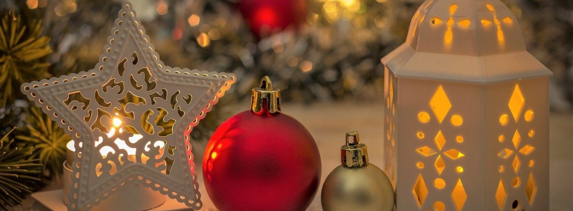 joululyhty ja joulupalloja