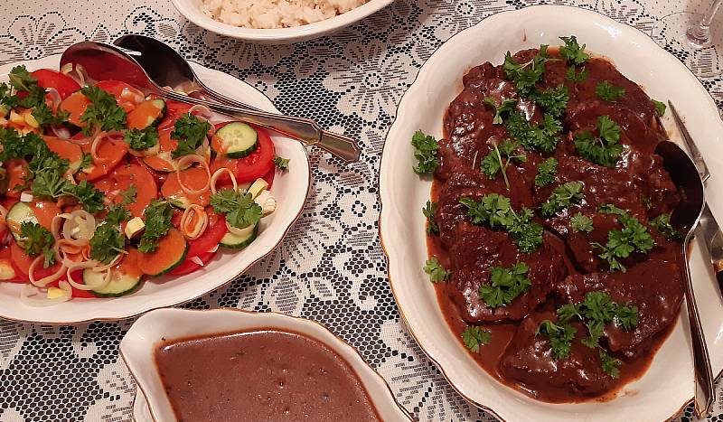 Naudanpihvit punaviinikastikkeessa, tomaattisipulisalaatti, riisiä 