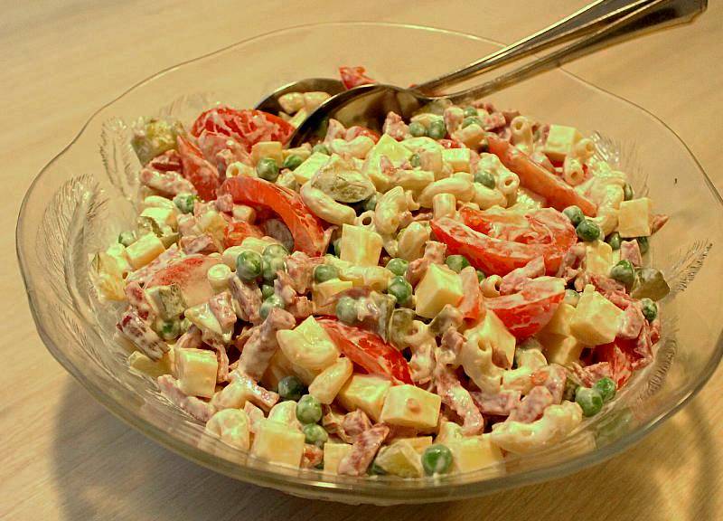 Retroruokaa, saunaillan salaatti kulhossa, Voimapuu