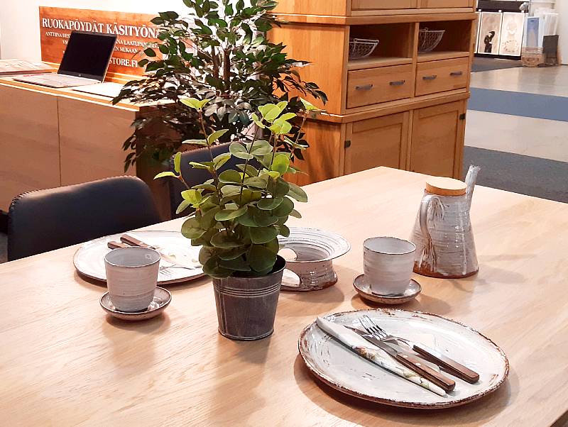 Käsityönä valmistettu ruokapöytä