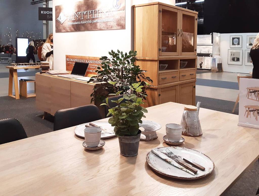 Anttiina Oy:n näyttelyosastolta, ruokapöydät, Habitare, Voimapuu