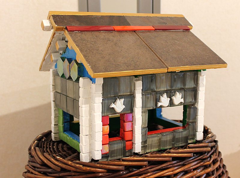 Lintumökki mosaiikista. Voimapuu