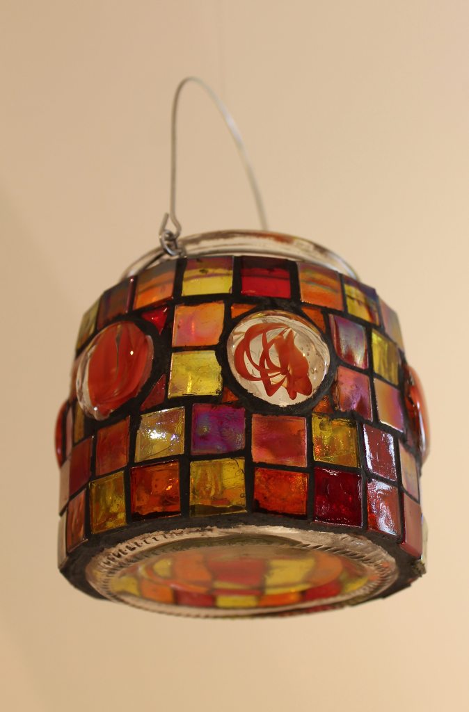 Kynttilälyhty mosaiikista.  Voimapuu