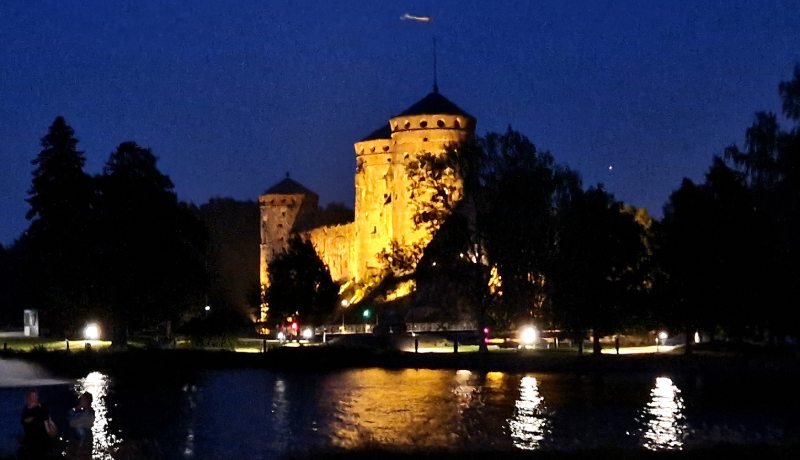 Savonlinnan luontoelokuvafestivaali, Olavinlinna iltavalaistuksessa, Voimapuu