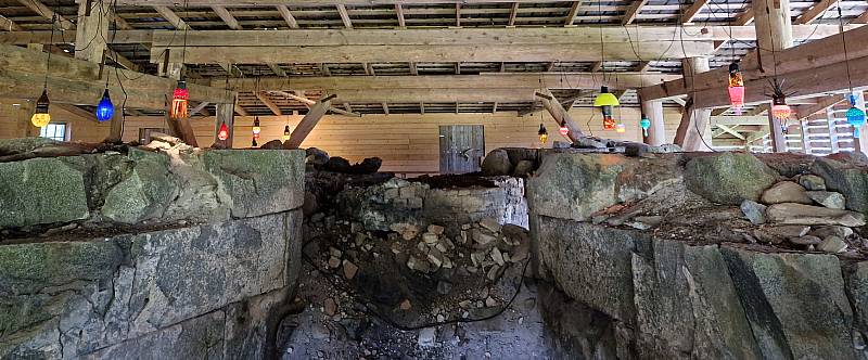 Möhkön virta taidenäyttely: Sixteen Moth Lamps Lighting sixteen things