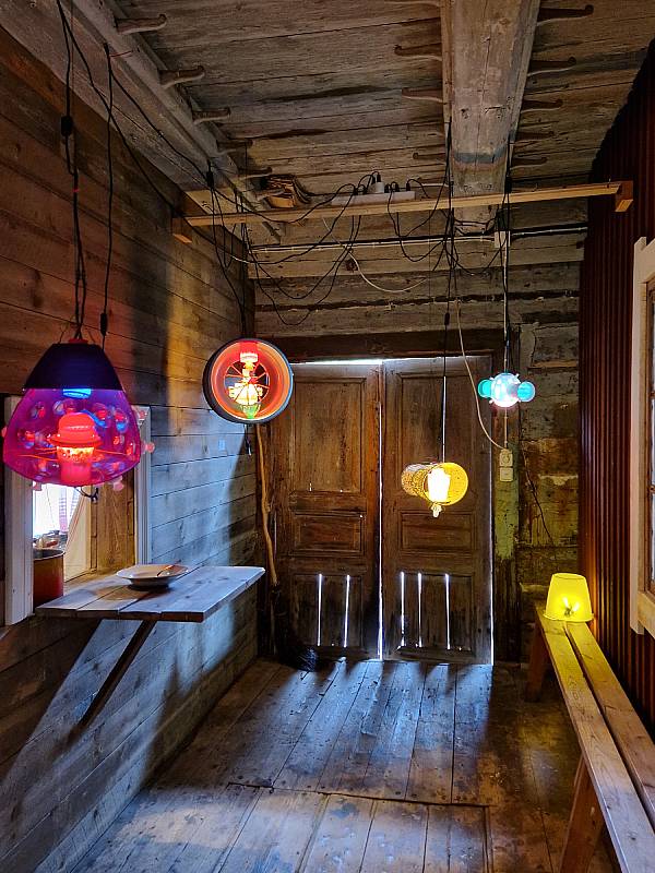 Möhkön virta taidenäyttely: Mot´s Fanciful Proposal. Diorama Lamp Lighting Important Things. Voimapuu