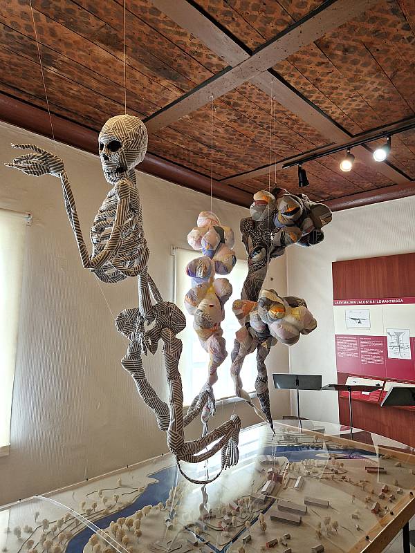 Möhkön virta taidenäyttely: Ruukin savut. Voimapuu