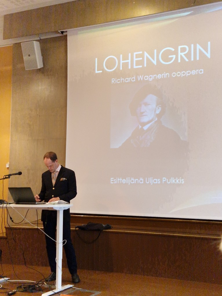 Säveltäjä Uljas Pulkkis esittelee Wagnerin Lohengrin ooopperaa.