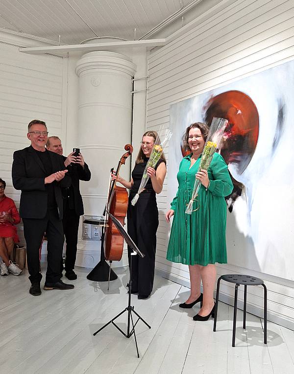 Sopraano Annika Mylläri  ja sellisti Oona Itkonen. Kuvataiteilija Tuomo Kukkonen (vas).