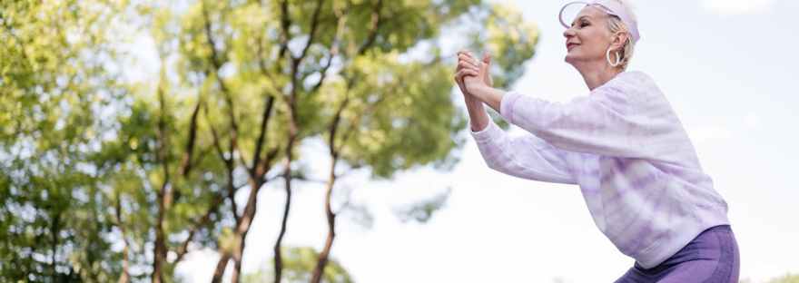 iloinen keski-ikäinen nainen harrastaa liikuntaa